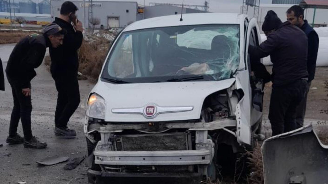 Konya’da İki Araç Çarpıştı: 7 Aylık Bebek Dahil 4 Yaralı
