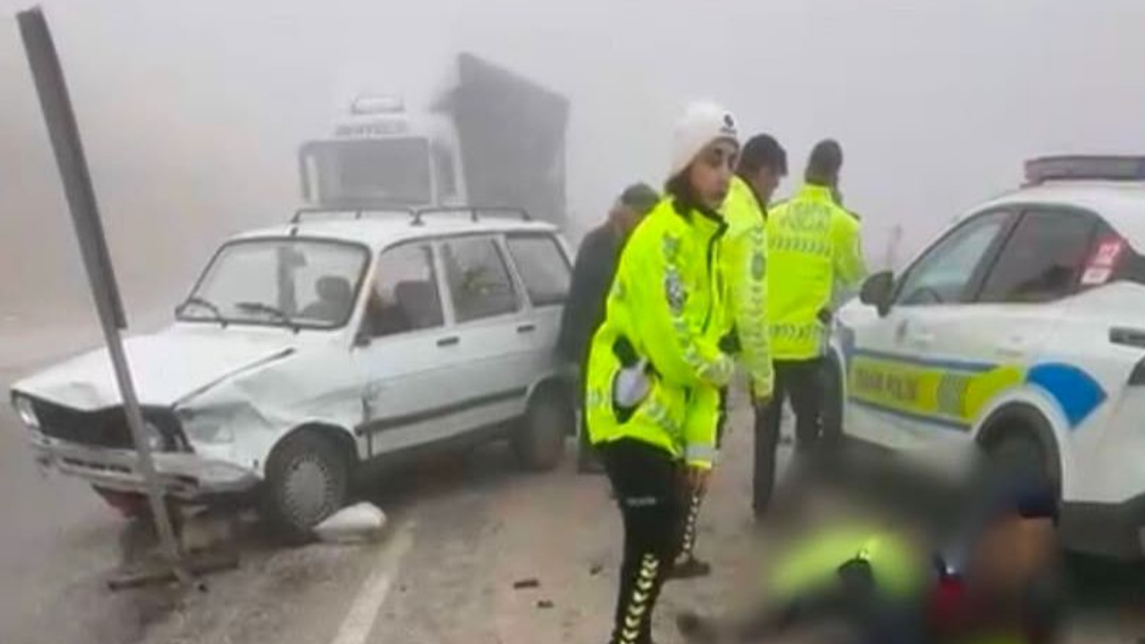 Yoğun Siste Polis Aracına Çarpan Otomobil Kazaya Yol Açtı