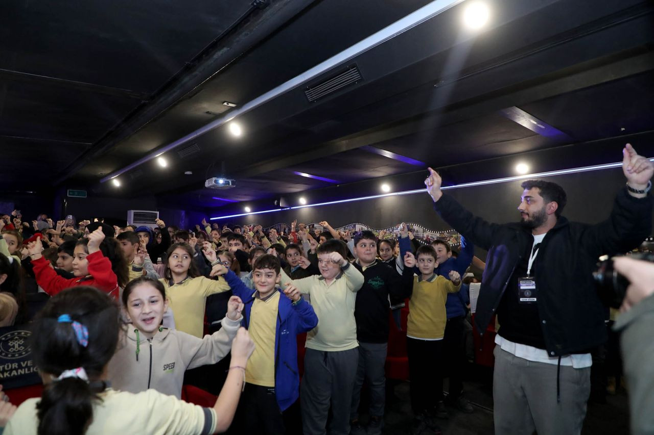 Büyükşehir’in Gezen Sinema Tırı Minikleri Sevindirdi: Beyaz Perde Bu Kez Akyazı Paris İlkokulu’ndaydı - Sayfa 14