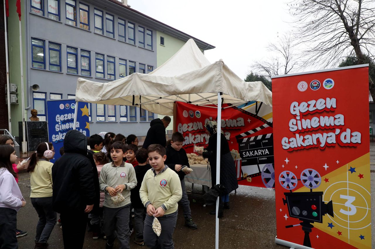 Büyükşehir’in Gezen Sinema Tırı Minikleri Sevindirdi: Beyaz Perde Bu Kez Akyazı Paris İlkokulu’ndaydı - Sayfa 2