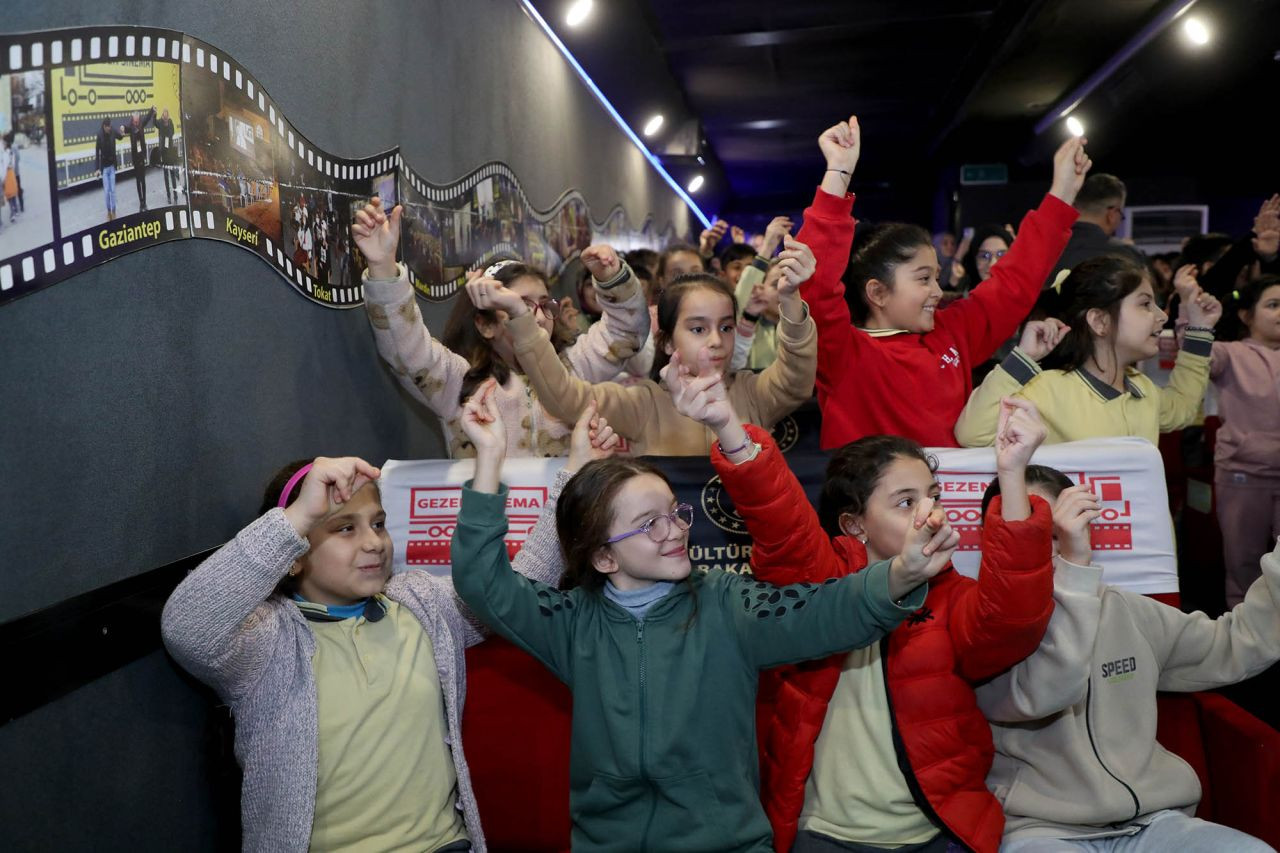 Büyükşehir’in Gezen Sinema Tırı Minikleri Sevindirdi: Beyaz Perde Bu Kez Akyazı Paris İlkokulu’ndaydı - Sayfa 9