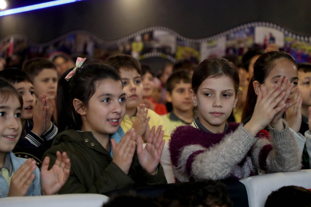 Büyükşehir’in Gezen Sinema Tırı Minikleri Sevindirdi: Beyaz Perde Bu Kez Akyazı Paris İlkokulu’ndaydı - Sayfa 10