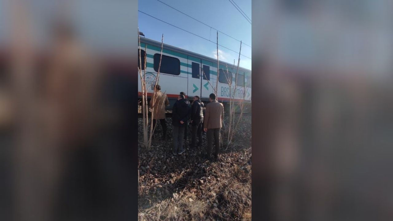 Ankara'da Yolcu Treni Raylara Düşen Kayaya Çarptı