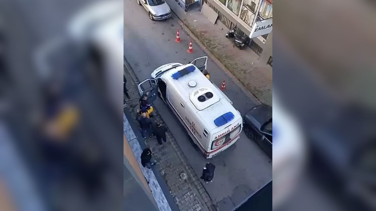 Bu Kadarı Pes dedirten Olay: Hasta Almaya Giden Ambulansın Önünü Kesti, Çalışanları Yumrukladı! - Sayfa 1