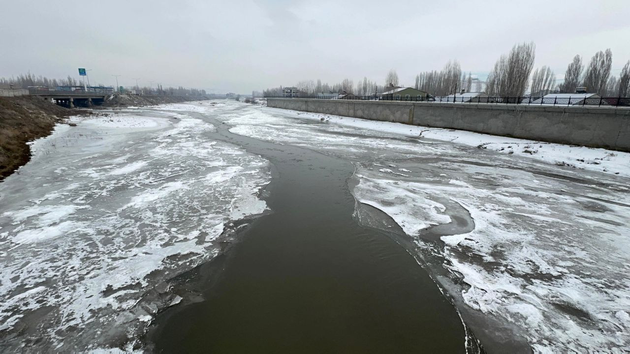 Ağrı'da Dondurucu Soğuklar Nedeniyle Murat Nehri Buz Tuttu - Sayfa 1