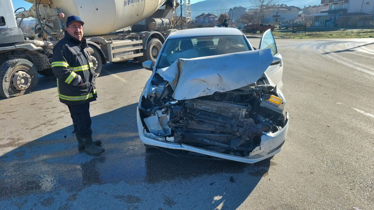 Çanakkale'de Beton mikseri ile otomobil çarpıştı: 1 yaralı - Sayfa 1