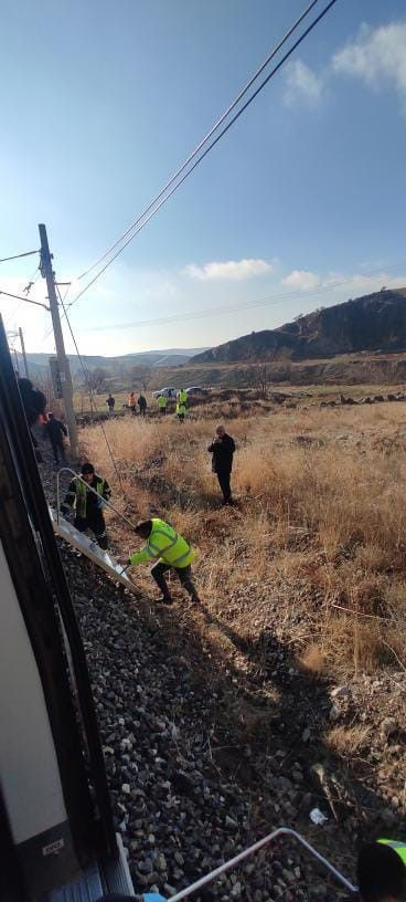 Ankara'da Yolcu Treni Raylara Düşen Kayaya Çarptı - Sayfa 4