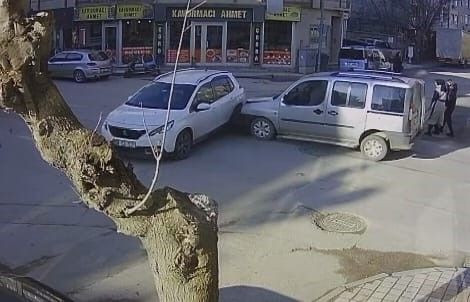 Bursa'da Feci Kaza: 2’si Çocuk 3 Kişi Yaralandı - Sayfa 1