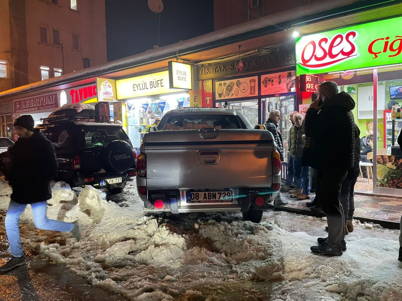 Artvin’de Kontrolden Çıkan Kamyonet İş Yerine Girdi: 2 Yaralı - Sayfa 1