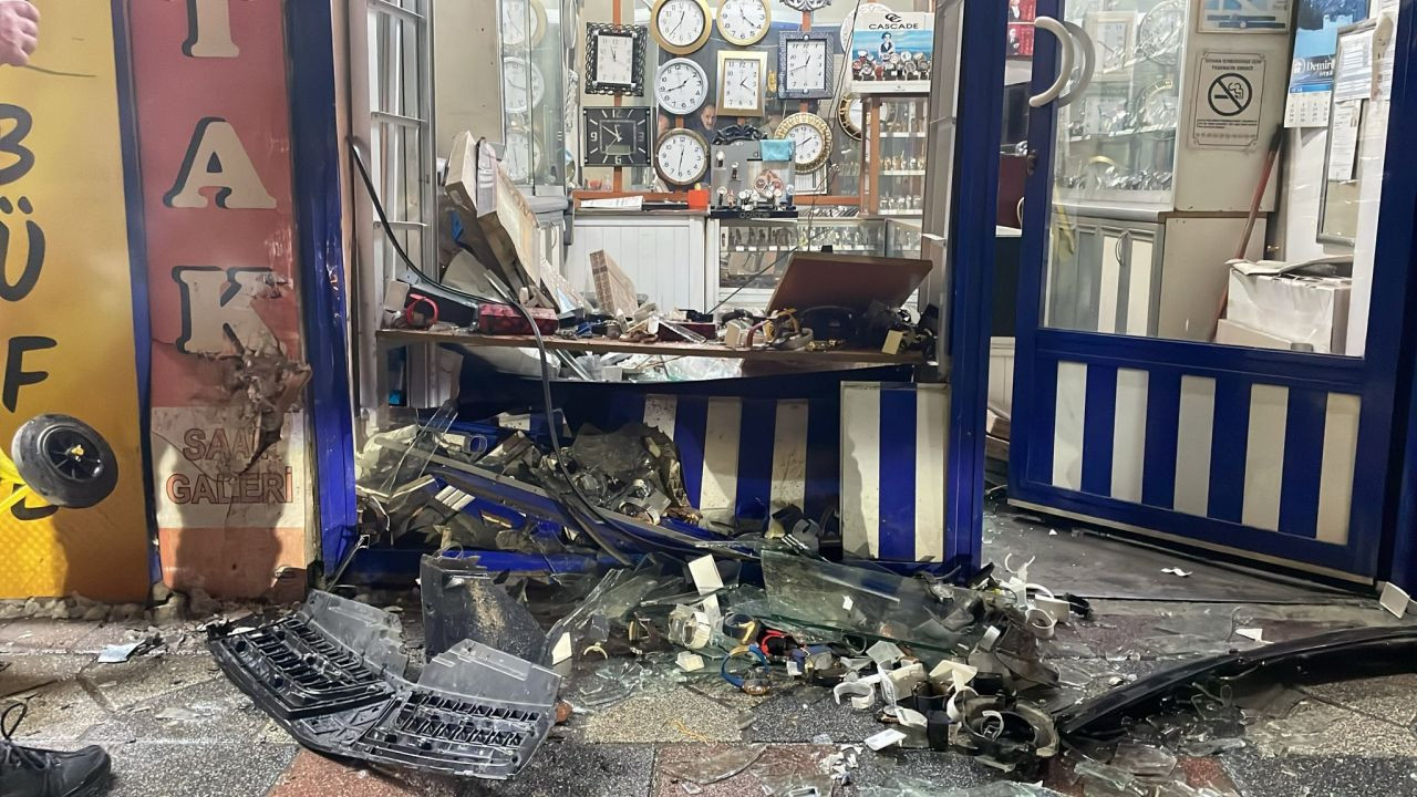 Artvin’de Kontrolden Çıkan Kamyonet İş Yerine Girdi: 2 Yaralı - Sayfa 2