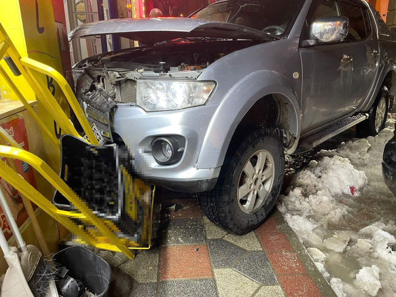 Artvin’de Kontrolden Çıkan Kamyonet İş Yerine Girdi: 2 Yaralı - Sayfa 4