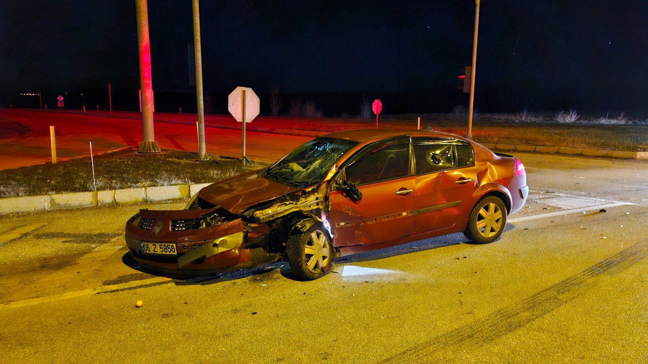 Çorum Alaca’da Kamyonet ile Otomobil Çarpıştı: 2’si Ağır 6 Yaralı
