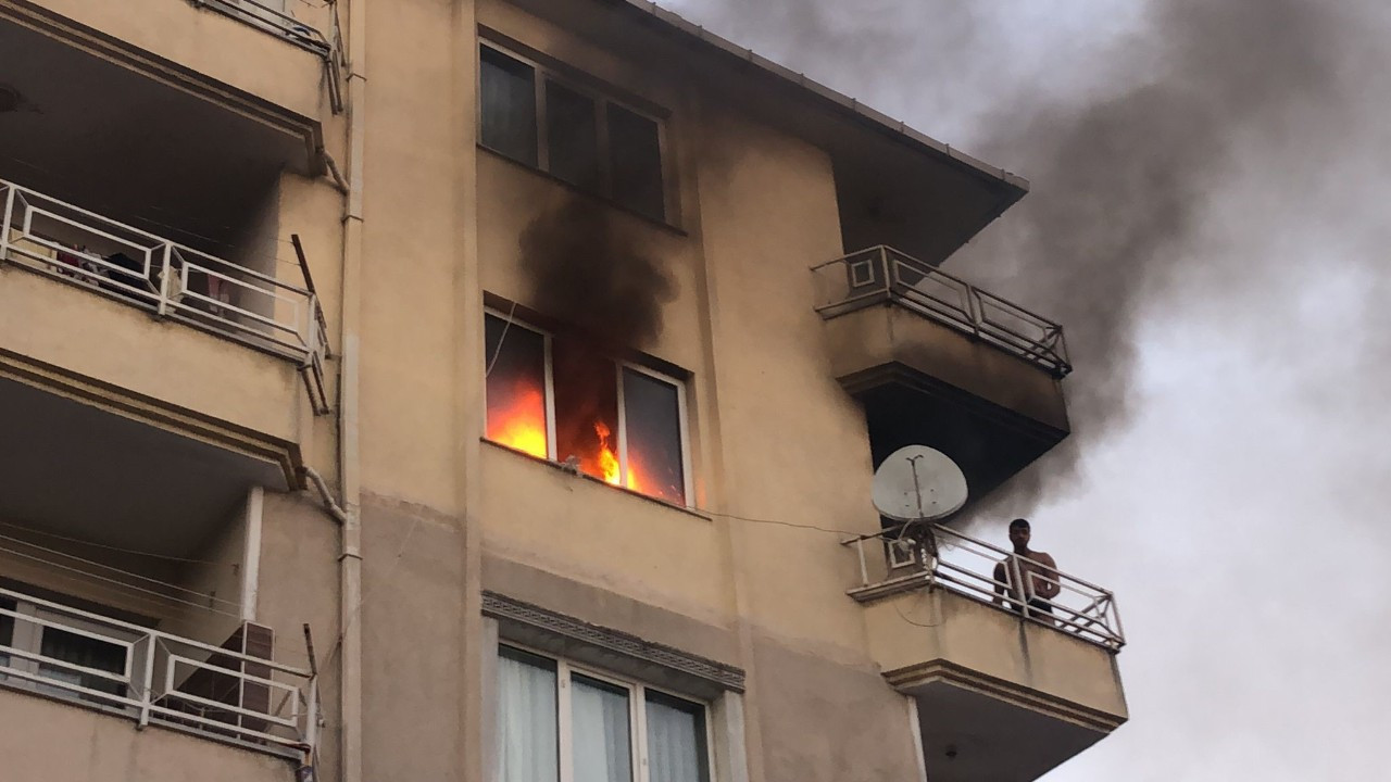 Çorlu’da Apartman Yangını: Balkonda Mahsur Kalan Kişiyi İtfaiye Kurtardı