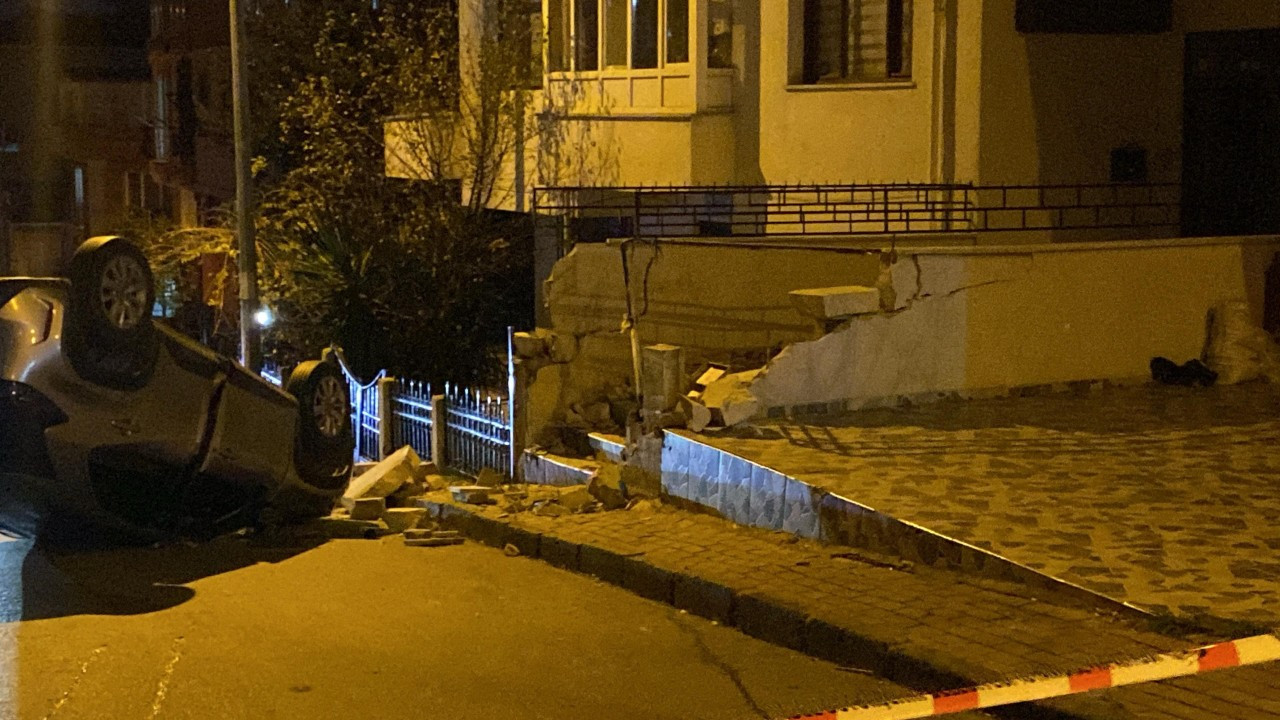 Küçükçekmece’de Otomobil Duvara Çarptı