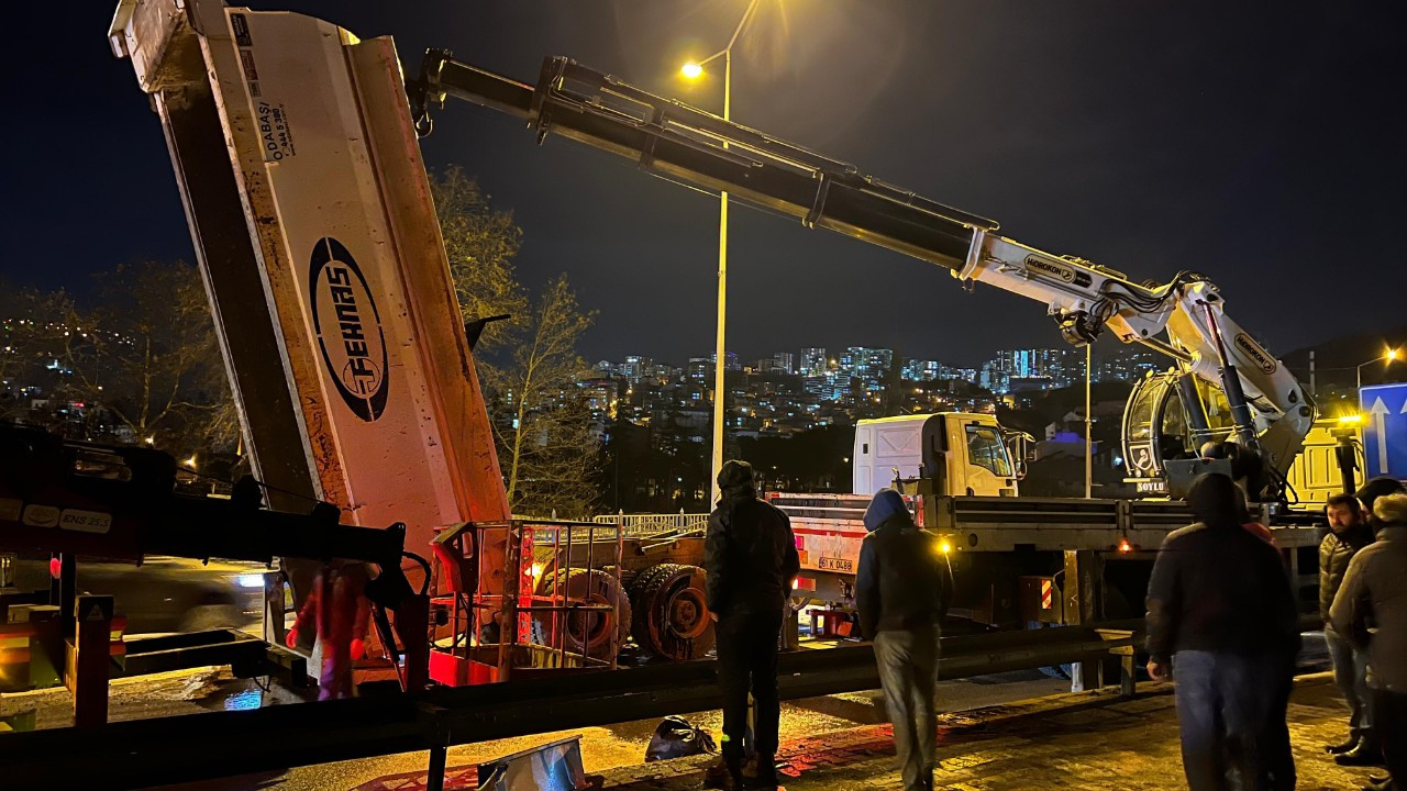 Trabzon'da Kamyon Damperi Yön Tabelasına Çarptı: Trafik Yoğunluğu Oluştu