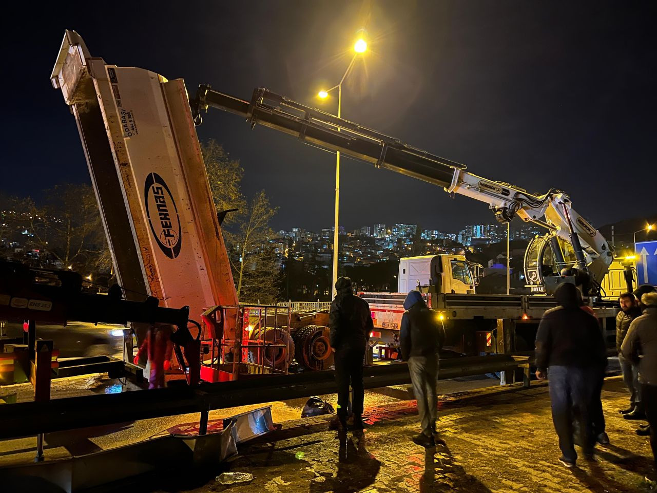 Trabzon'da Kamyon Damperi Yön Tabelasına Çarptı: Trafik Yoğunluğu Oluştu - Sayfa 1