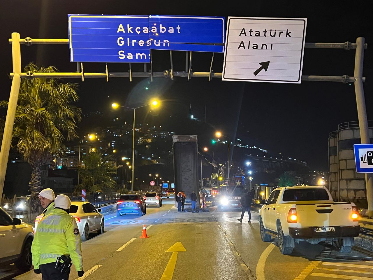 Trabzon'da Kamyon Damperi Yön Tabelasına Çarptı: Trafik Yoğunluğu Oluştu - Sayfa 2