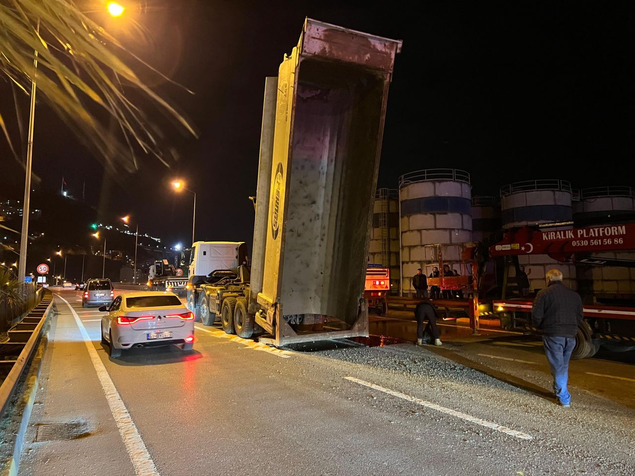 Trabzon'da Kamyon Damperi Yön Tabelasına Çarptı: Trafik Yoğunluğu Oluştu - Sayfa 3