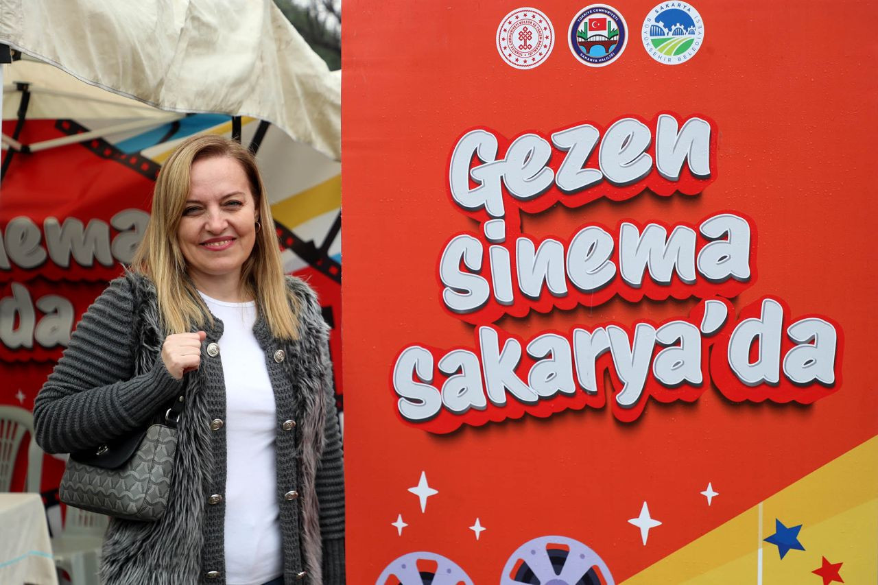 Büyükşehir’in Gezen Sinema Tırı Minikleri Sevindirdi: Beyaz Perde Bu Kez Akyazı Paris İlkokulu’ndaydı - Sayfa 4