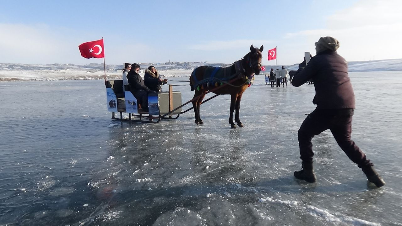 Buz Tutan Çıldır Gölü'nde Atlı Kızaklı Tura Yoğun İlgi! - Sayfa 1