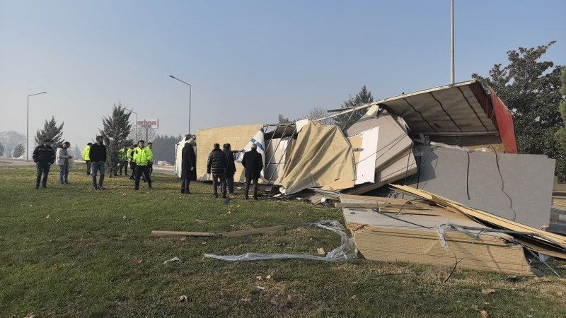 Bursa'da Sunta Yüklü Tır Devrildi - Sayfa 2