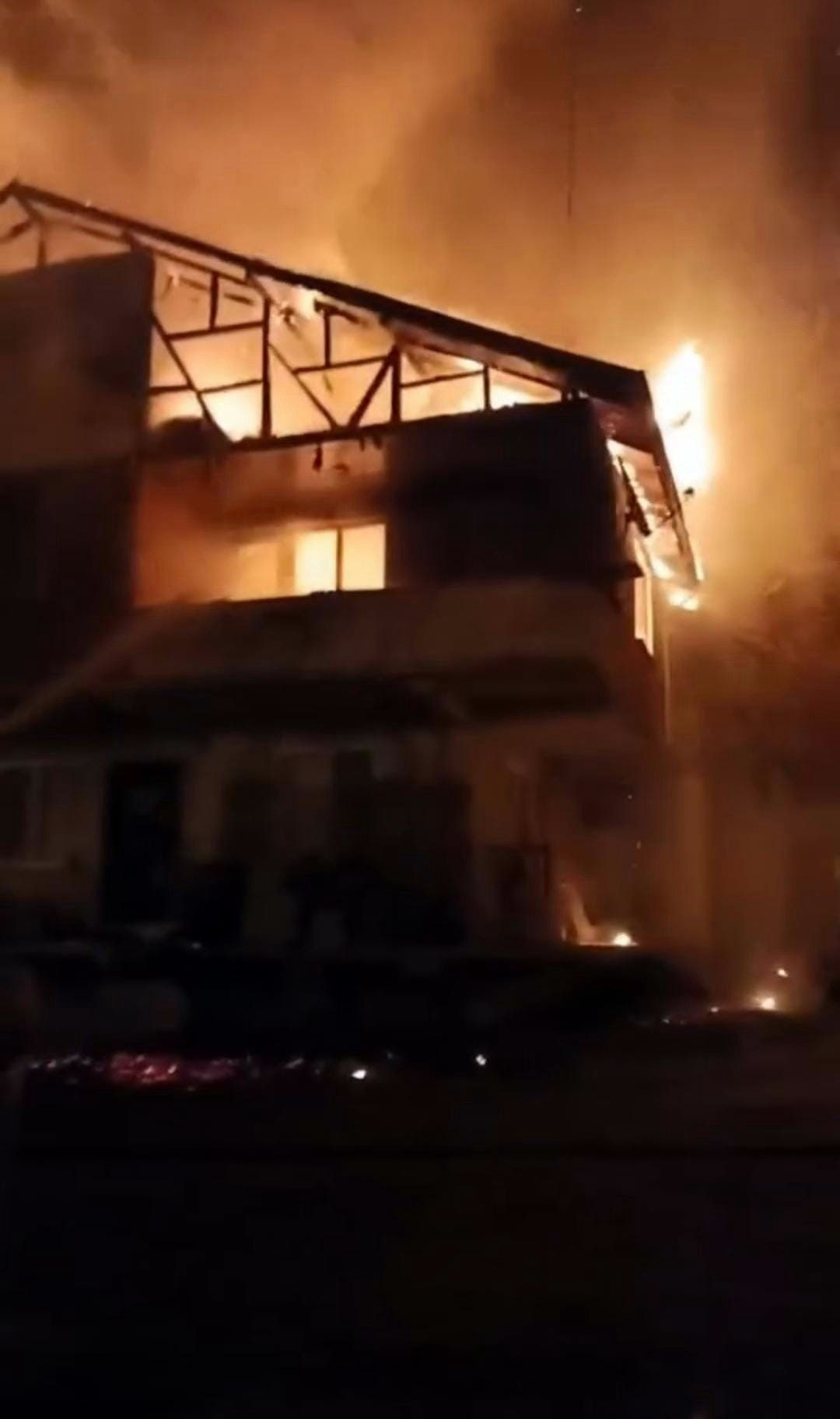 Hendek'te Çatı Yangını Dehşeti: Ev yerini küllere bıraktı! - Sayfa 2