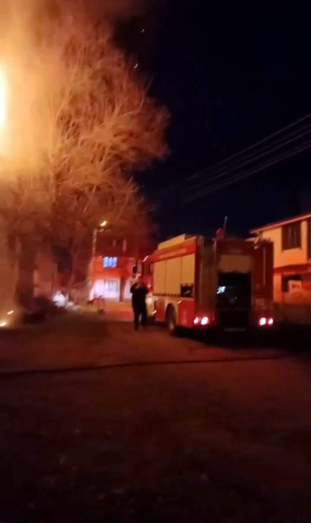 Hendek'te Çatı Yangını Dehşeti: Ev yerini küllere bıraktı! - Sayfa 1