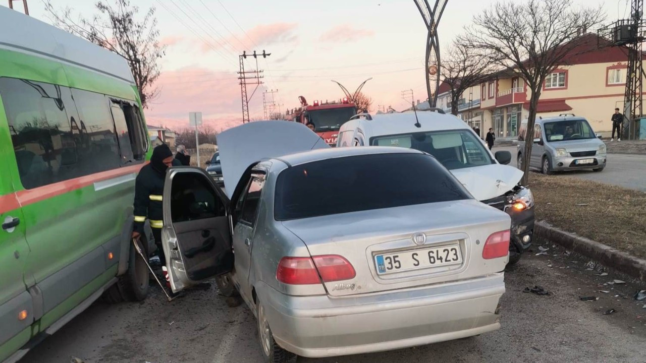 Erciş’te Zincirleme Kaza: 2 Yaralı
