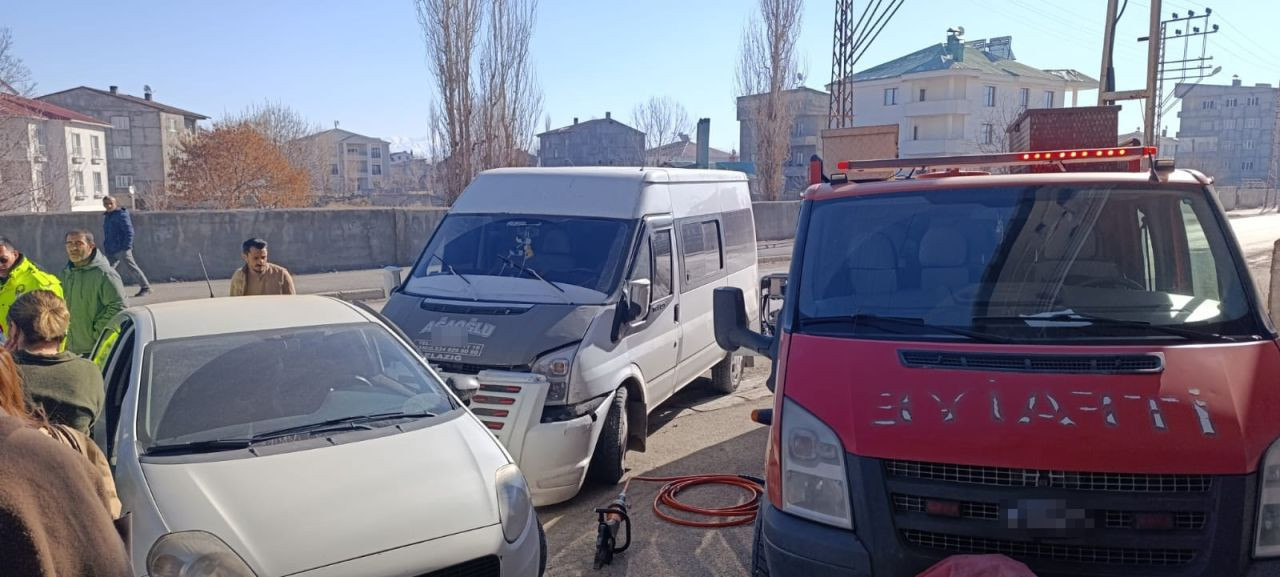 Yüksekova’da Minibüs Ve Hafif Ticari Araç Çarpıştı: 1 Yaralı - Sayfa 2