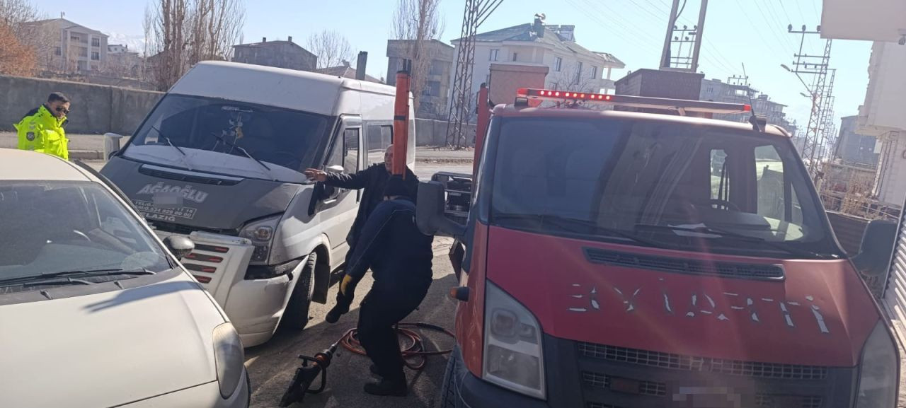 Yüksekova’da Minibüs Ve Hafif Ticari Araç Çarpıştı: 1 Yaralı - Sayfa 3