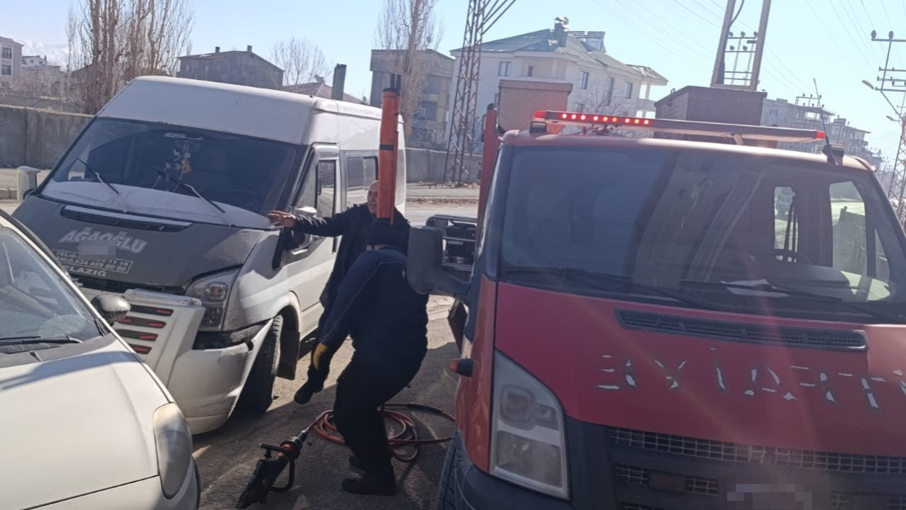 Yüksekova’da Minibüs Ve Hafif Ticari Araç Çarpıştı: 1 Yaralı