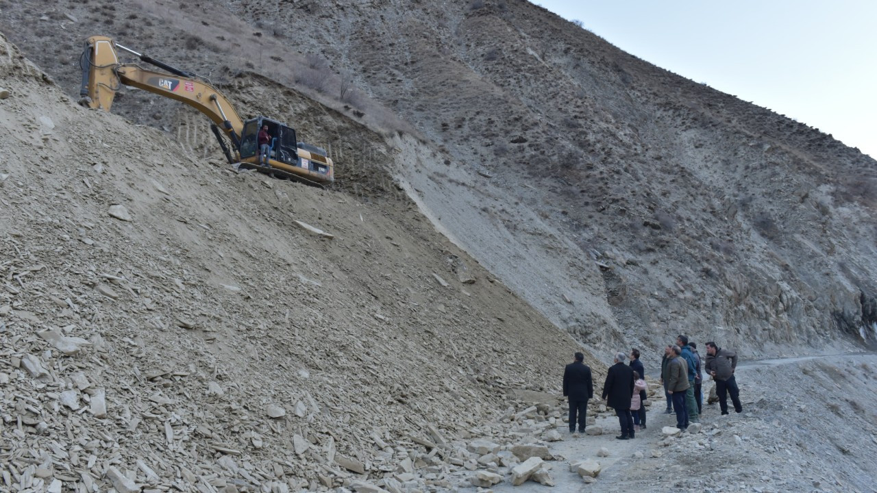 Hakkari’de Köy Yolları Yenileniyor