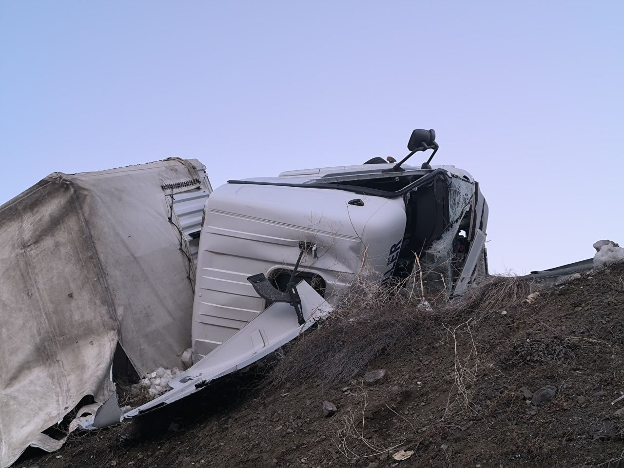 Erzurum-Artvin Yolunda Tır Kazası: Sürücü Yaralı Kurtuldu - Sayfa 1