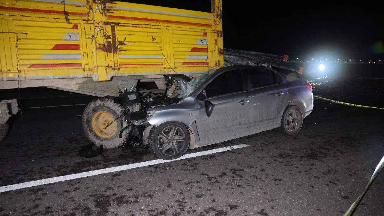 Konya’da Otomobil Traktör Römorkuna Çarptı: Sürücü Hayatını Kaybetti