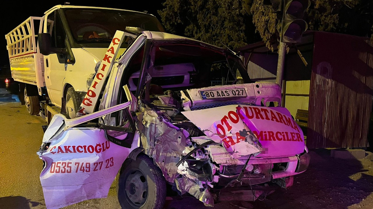 Hatay’da Hafriyat Kamyonu ve Çekici Çarpıştı: 2 Yaralı