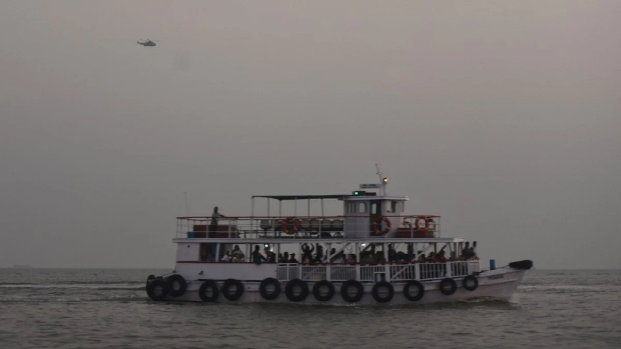 Hindistan'da Donanma Teknesi Feribota Çarptı: 13 Can Kaybı