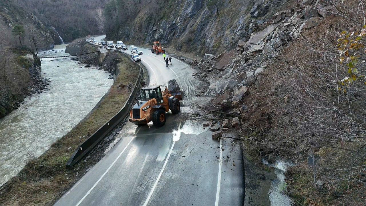 Artvin'de Heyelan Sonrası Borçka-Hopa Karayolu Yeniden Ulaşıma Açıldı - Sayfa 1