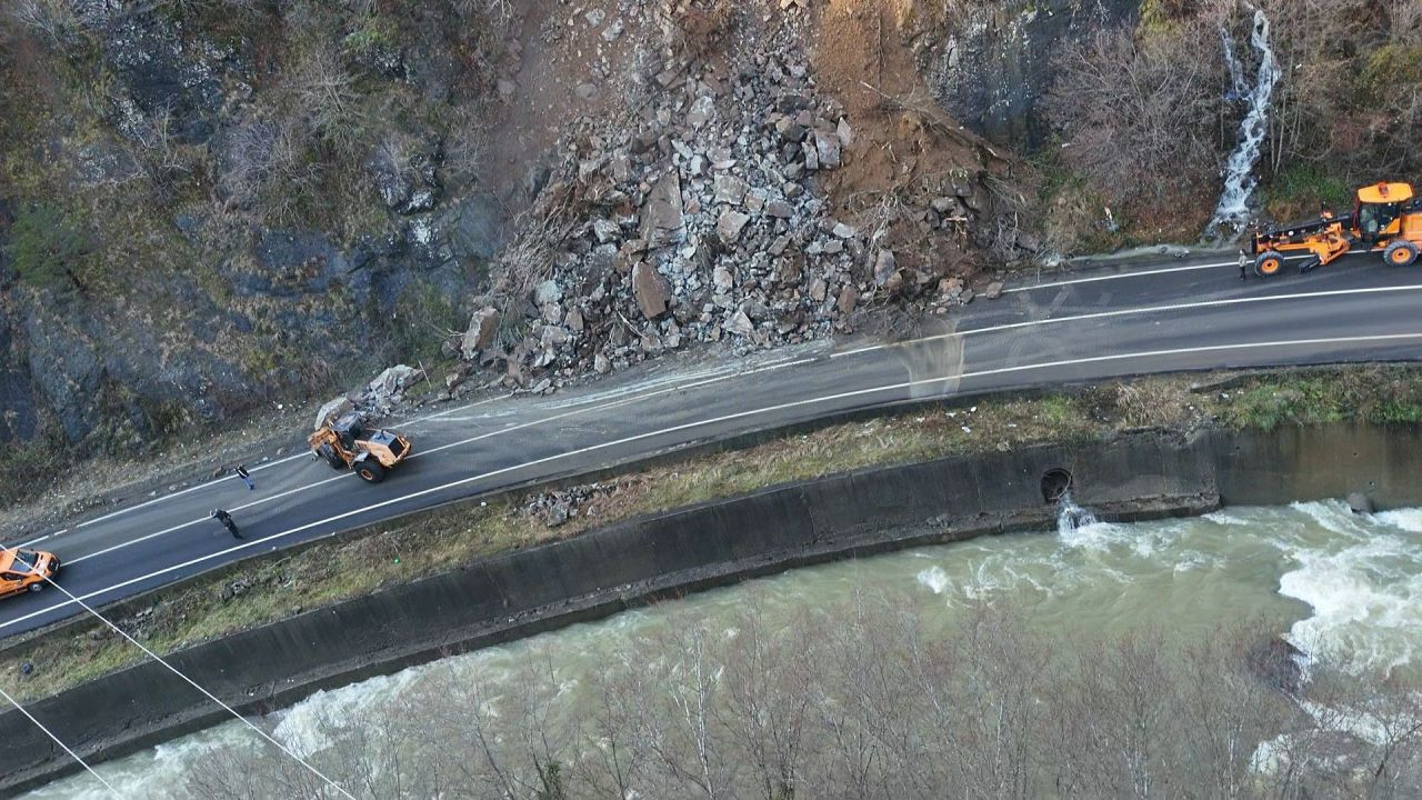 Artvin'de Heyelan Sonrası Borçka-Hopa Karayolu Yeniden Ulaşıma Açıldı - Sayfa 2