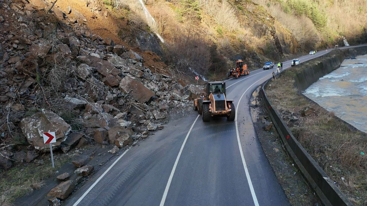 Artvin'de Heyelan Sonrası Borçka-Hopa Karayolu Yeniden Ulaşıma Açıldı - Sayfa 3