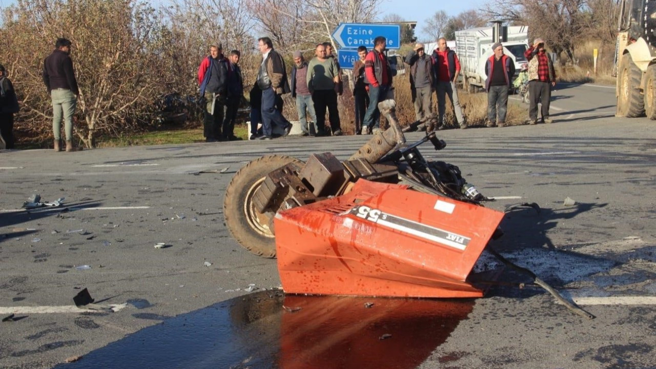 Çanakkale’de Traktörün İkiye Bölündüğü Kazada 2 Kişi Yaralandı