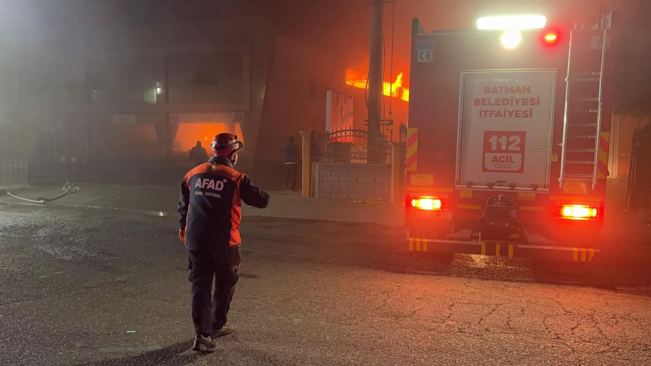 Batman’da Mobilya Fabrikasında Çıkan Yangın Korkuttu - Sayfa 1