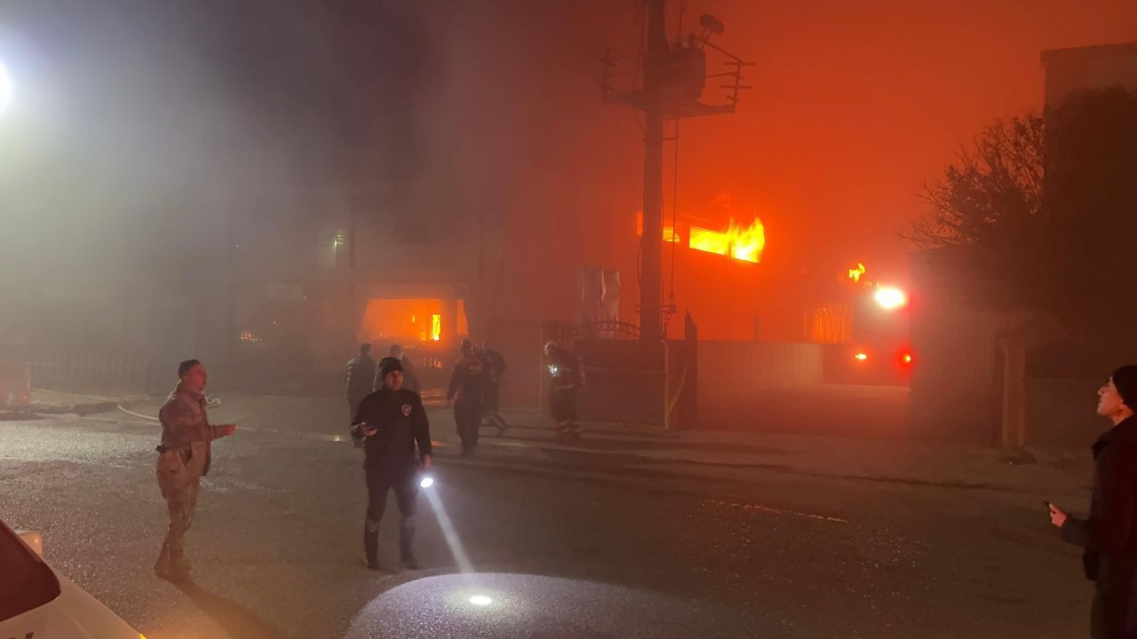 Batman’da Mobilya Fabrikasındaki Yangın 3 Saatte Kontrol Altına Alındı - Sayfa 4