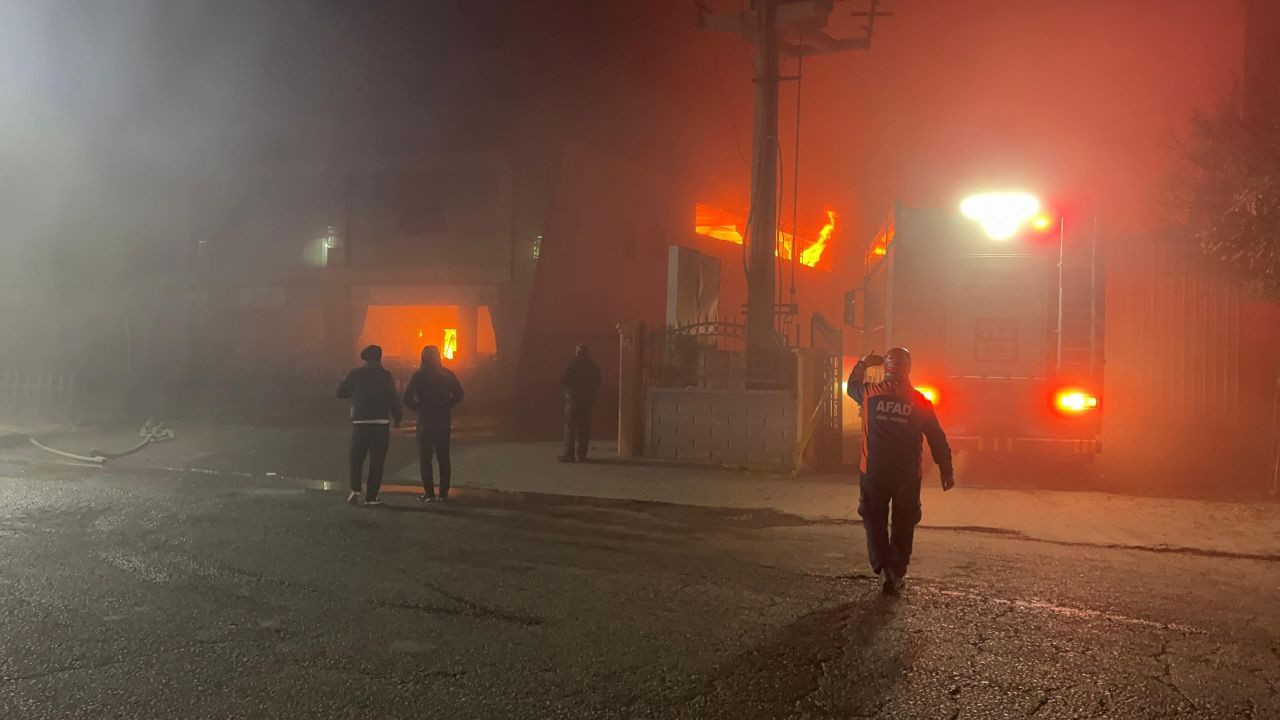 Batman’da Mobilya Fabrikasındaki Yangın 3 Saatte Kontrol Altına Alındı - Sayfa 5