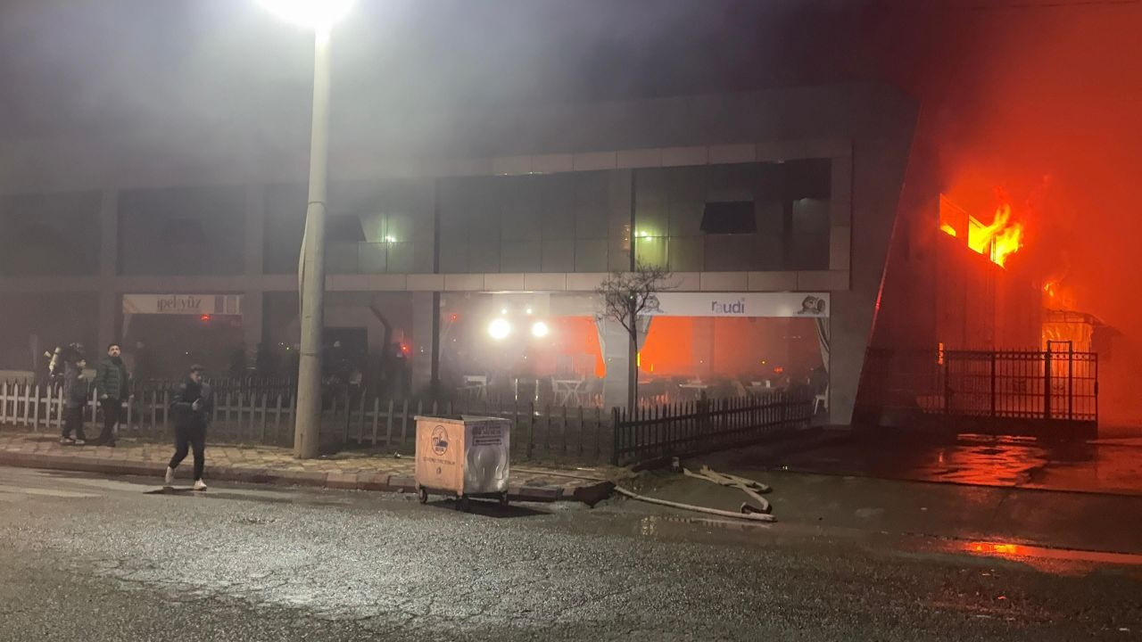 Batman’da Mobilya Fabrikasındaki Yangın 3 Saatte Kontrol Altına Alındı - Sayfa 7
