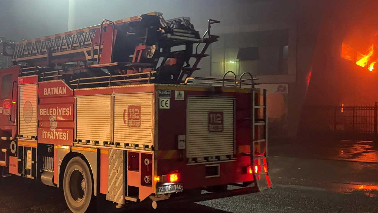 Batman’da Mobilya Fabrikasındaki Yangın 3 Saatte Kontrol Altına Alındı - Sayfa 8