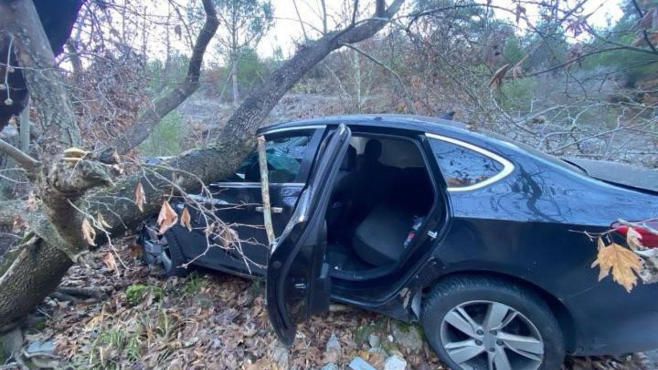 Manisa’da Otomobil Gördes Çayına Uçtu: 3 Yaralı