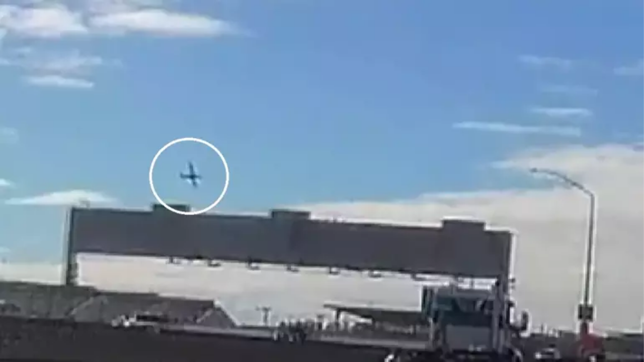 Hawaii'de Küçük Kargo Uçağı Binaya Çarptı: 2 Pilot Hayatını Kaybetti