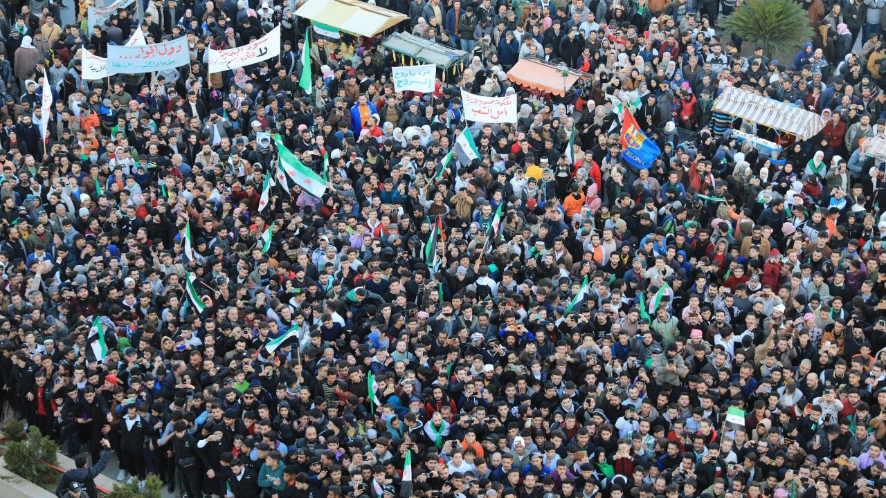 Suriyeliler Hama Meydanında Esad Rejiminin Çöküşünü Coşkuyla Kutladı