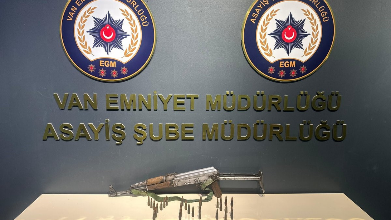 Van’da Bir Otomobilde Kalaşnikof ve Mühimmat Ele Geçirildi