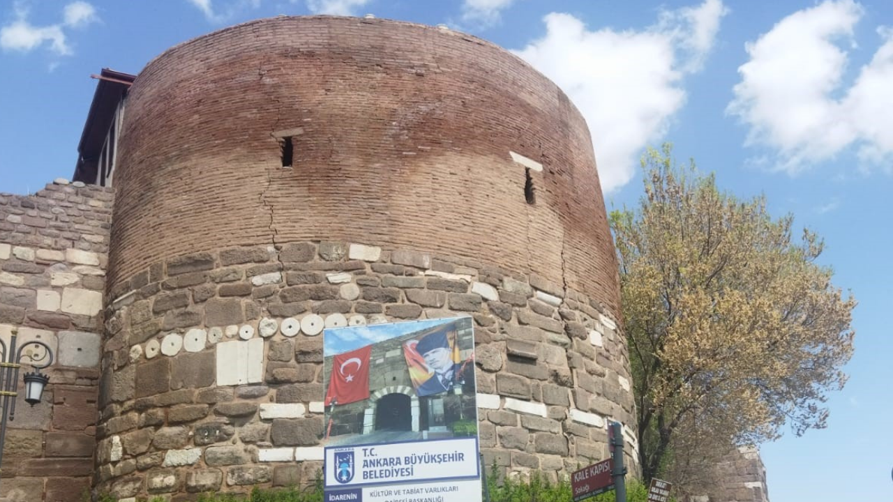 Ankara Kalesi'nde Tarihi Surları Kurtarma Çalışmaları Başladı